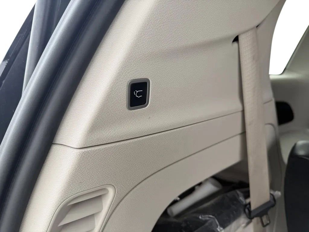 Used 2024 Chrysler Pacifica Touring-L FWD image 38