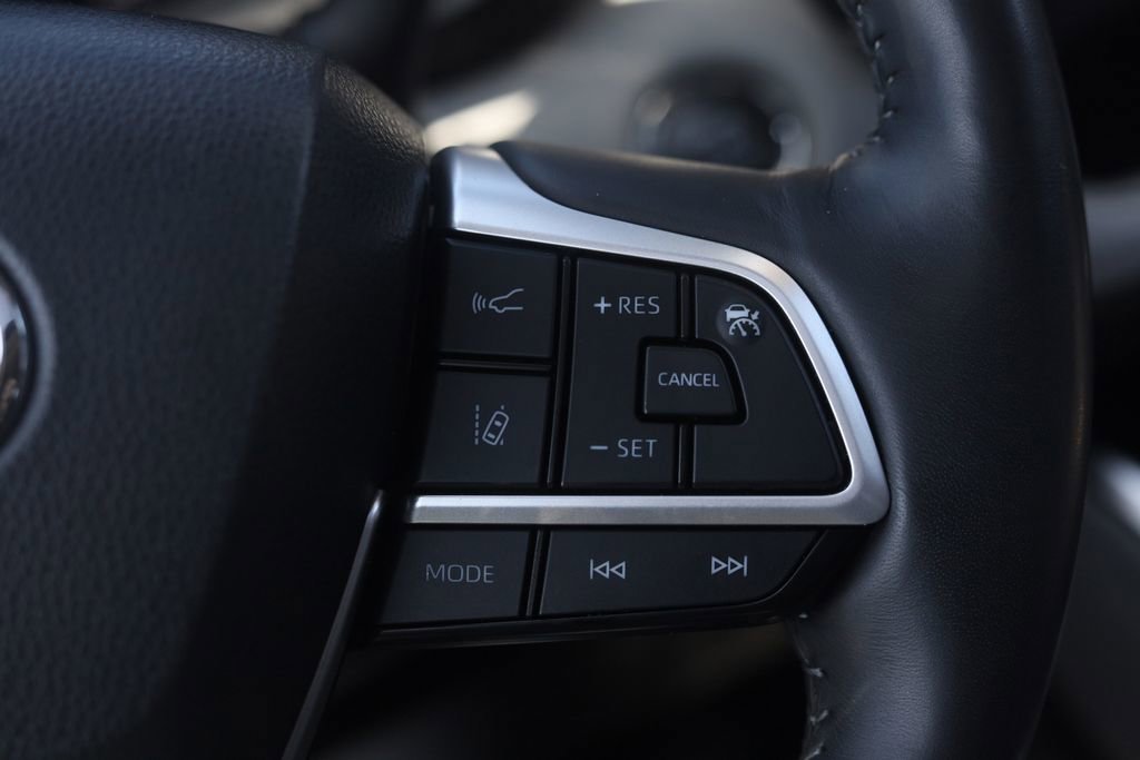 Used 2023 Toyota Highlander Limited AWD/4WD image 12