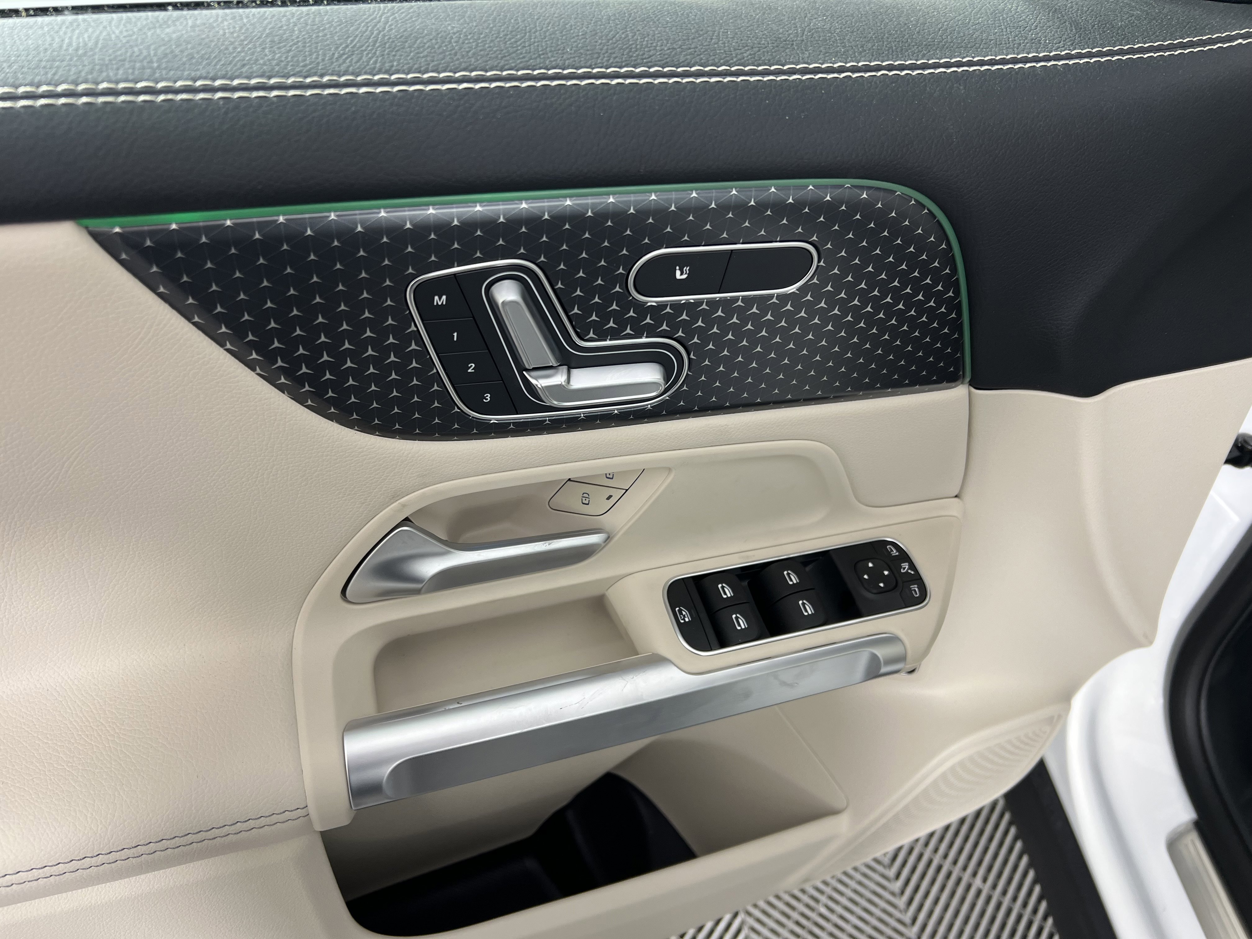 Used 2025 Mercedes-Benz GLB 250 4MATIC image 18