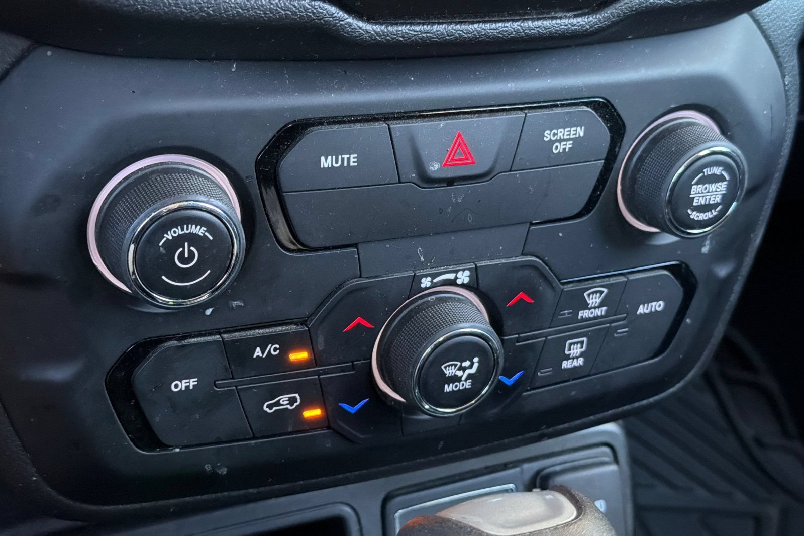 Used 2020 Jeep Renegade Latitude w/ Popular Equipment Group FWD image 19