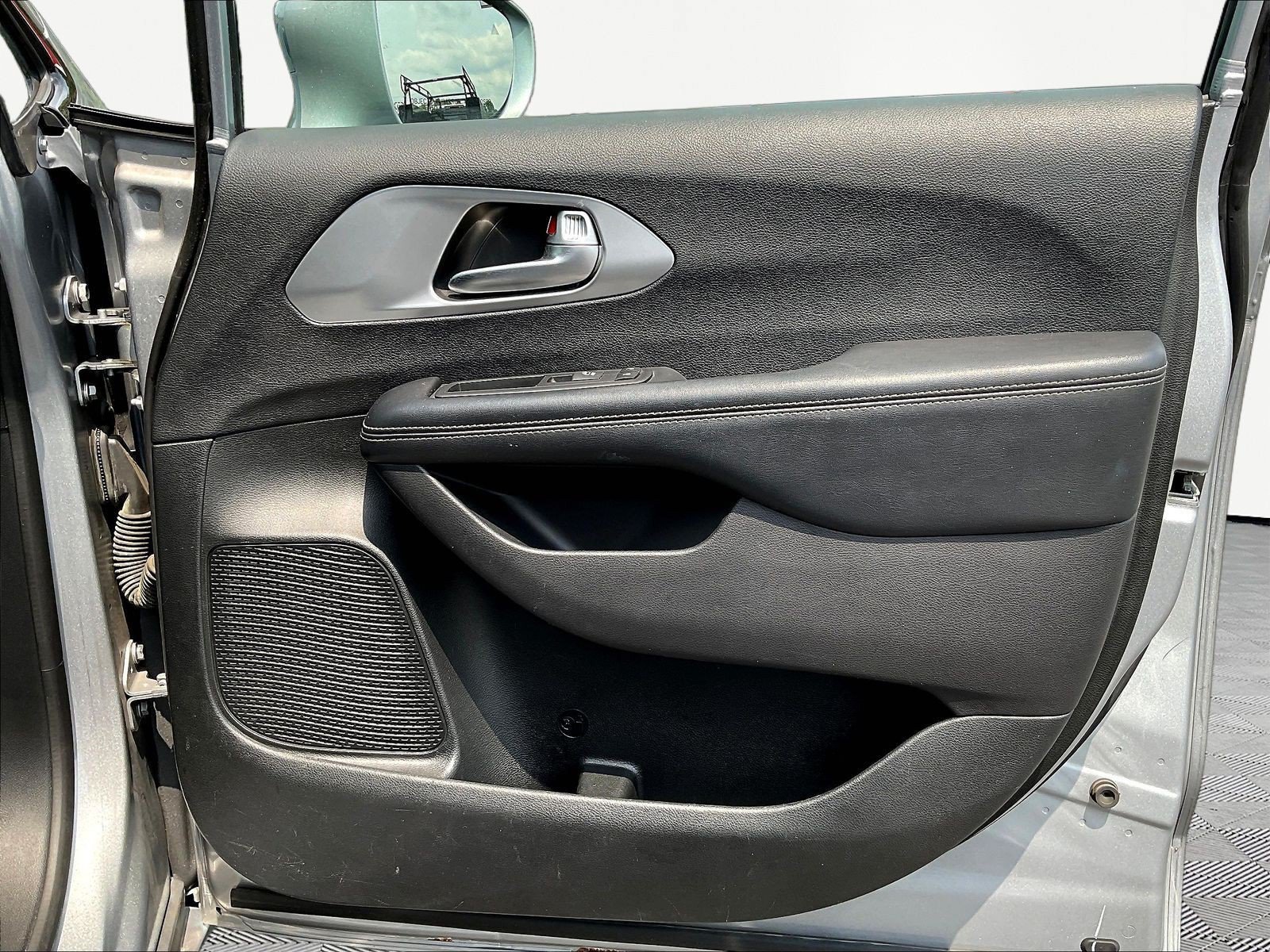 Used 2019 Chrysler Pacifica Touring Plus w/ Advanced Safetytec Group FWD image 27