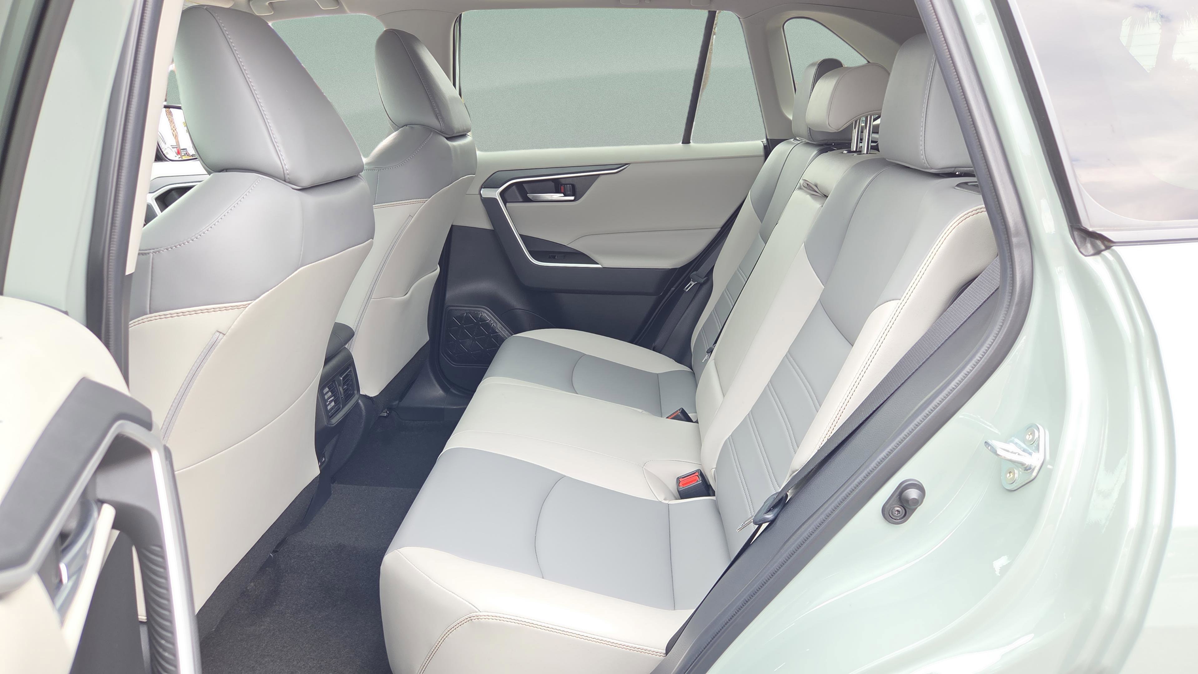 Used 2023 Toyota RAV4 XLE Premium image 13