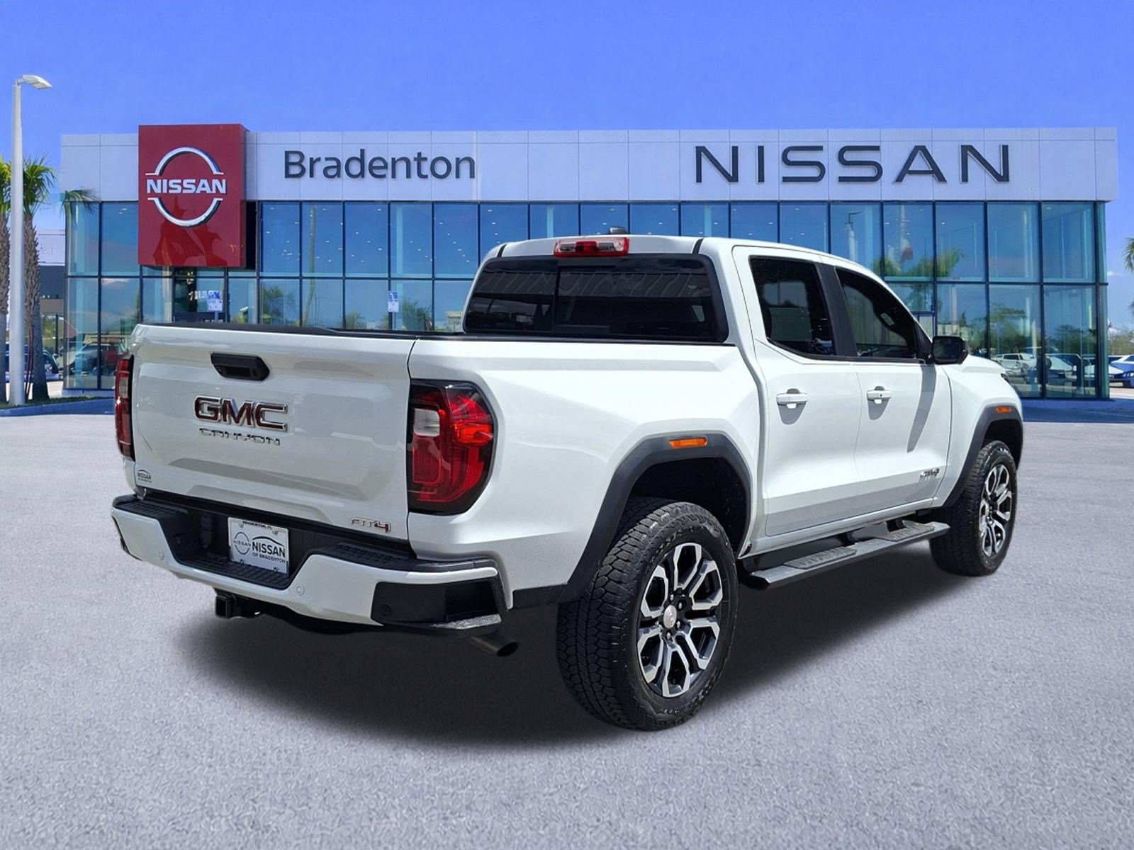 Used 2023 GMC Canyon AT4 w/ AT4 Premium Package AWD/4WD image 5