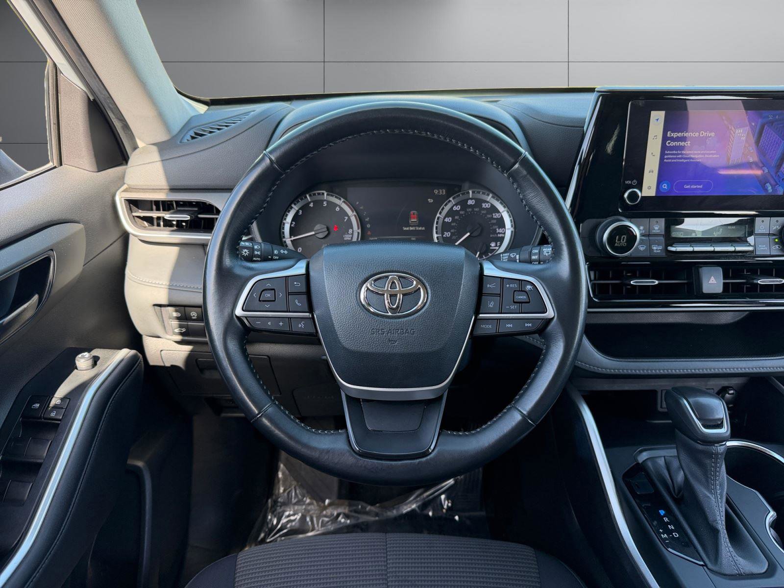 Used 2023 Toyota Highlander LE FWD image 5