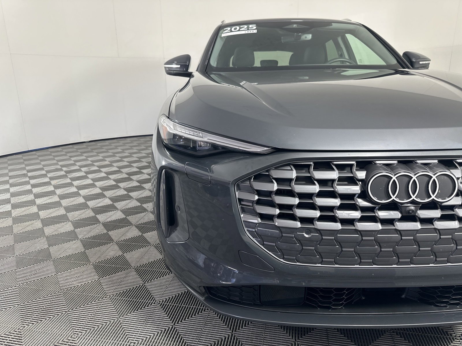 Certified 2025 Audi Q5 2.0T Premium Plus w/ Premium Plus image 3