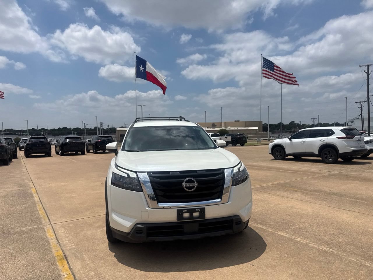 Certified 2023 Nissan Pathfinder SV w/ Lighting Package (N92) FWD image 4