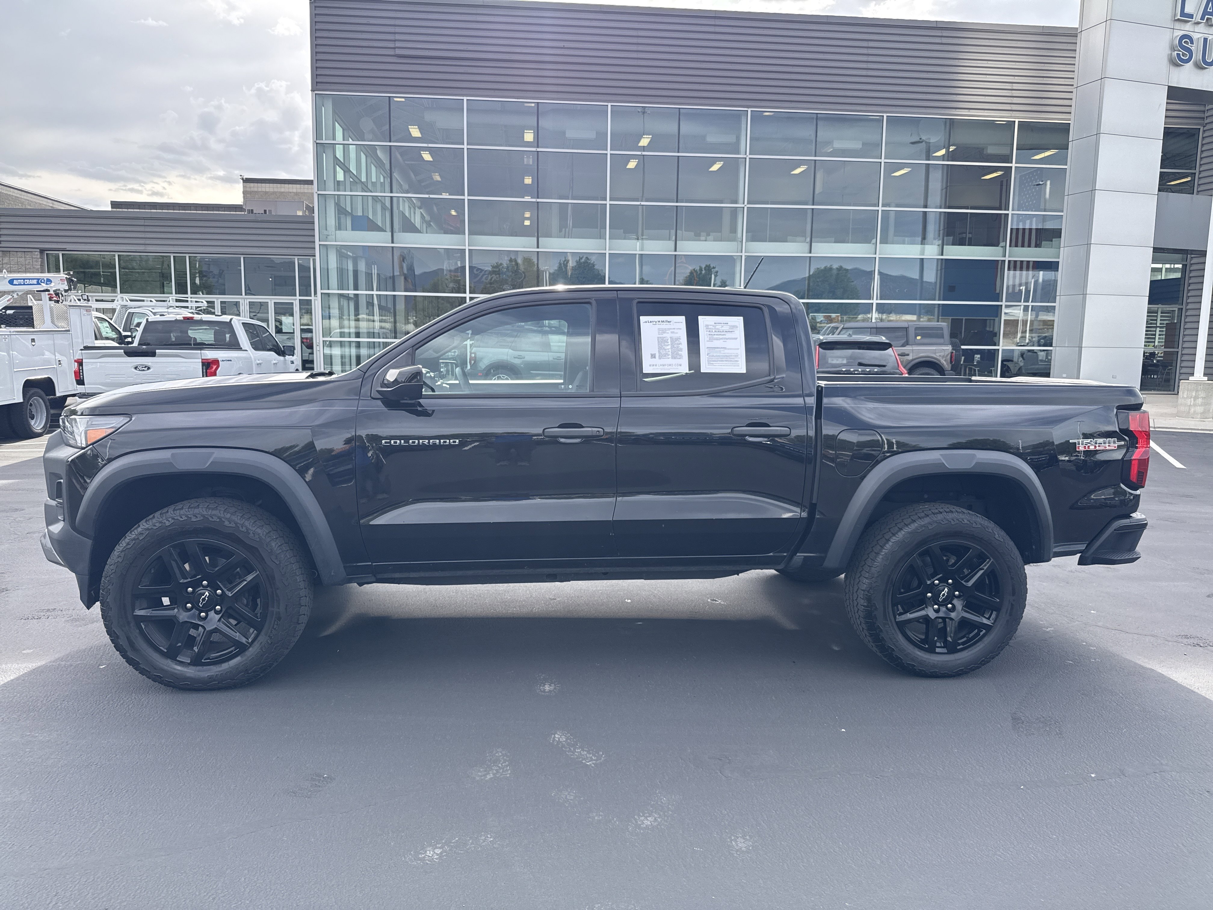 Used 2023 Chevrolet Colorado Trail Boss w/ Technology Package AWD/4WD image 2