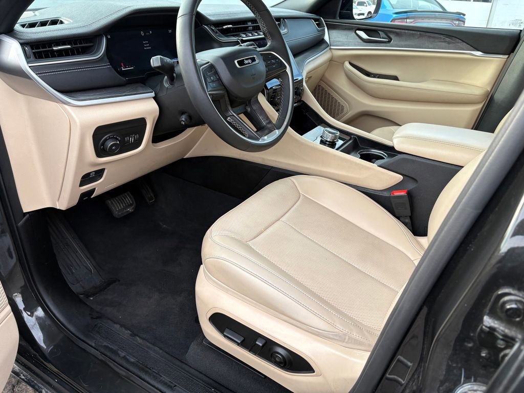Used 2024 Jeep Grand Cherokee Limited w/ Luxury Tech Group II RWD image 14