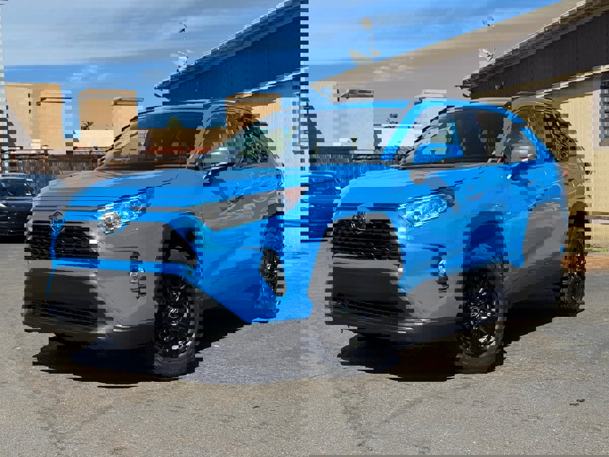 Used 2021 Toyota RAV4 XLE image 2