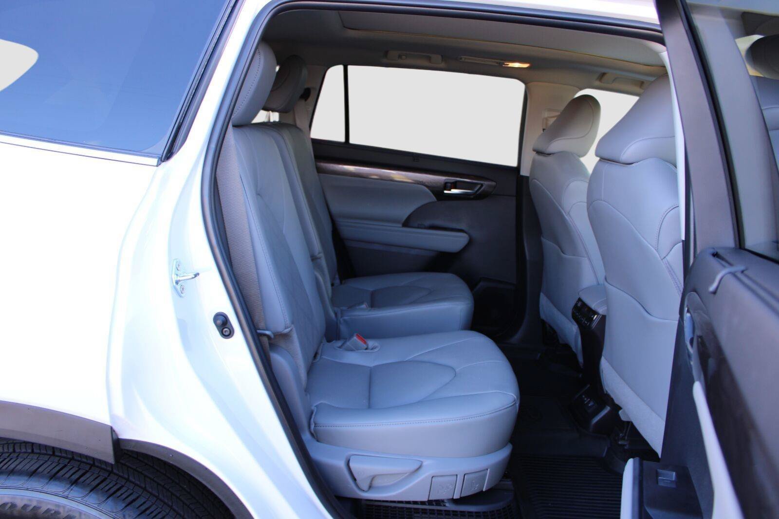 Used 2026 Toyota Highlander Platinum AWD/4WD image 41