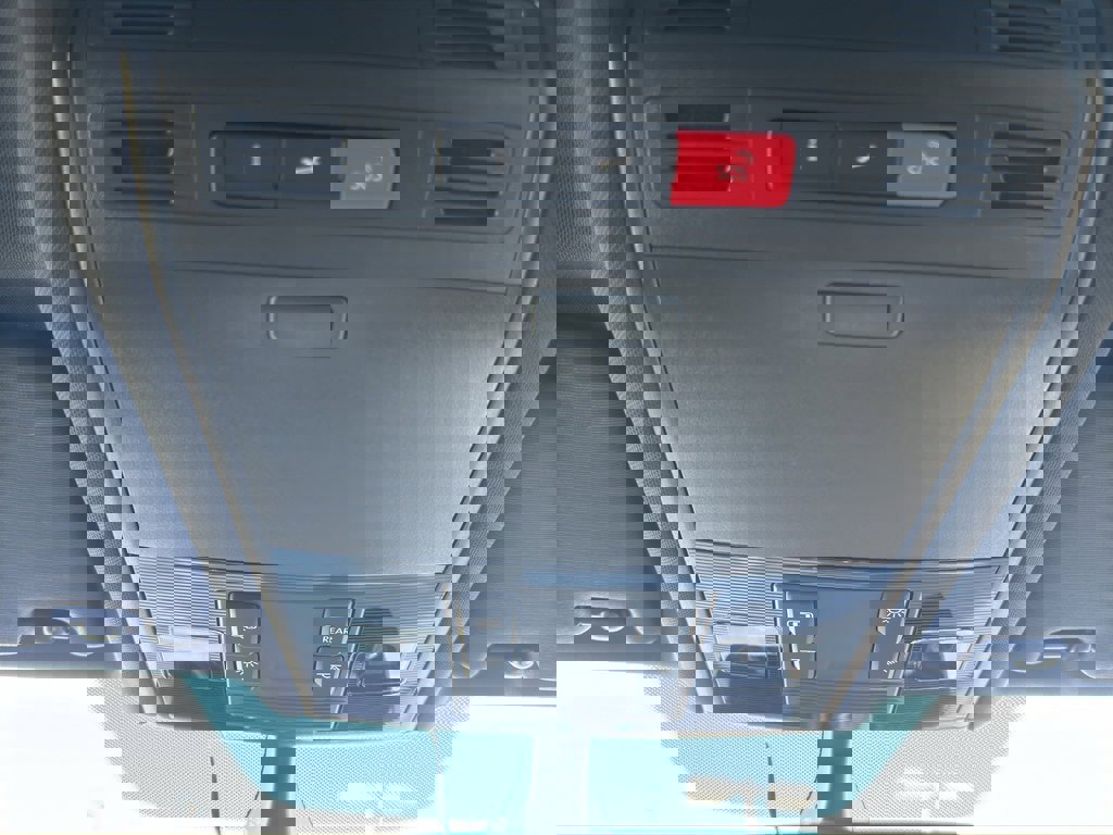 Used 2015 Volkswagen Golf R 4-Door image 20