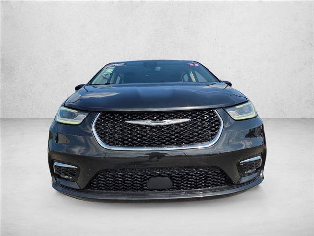 Used 2023 Chrysler Pacifica Touring-L FWD image 2