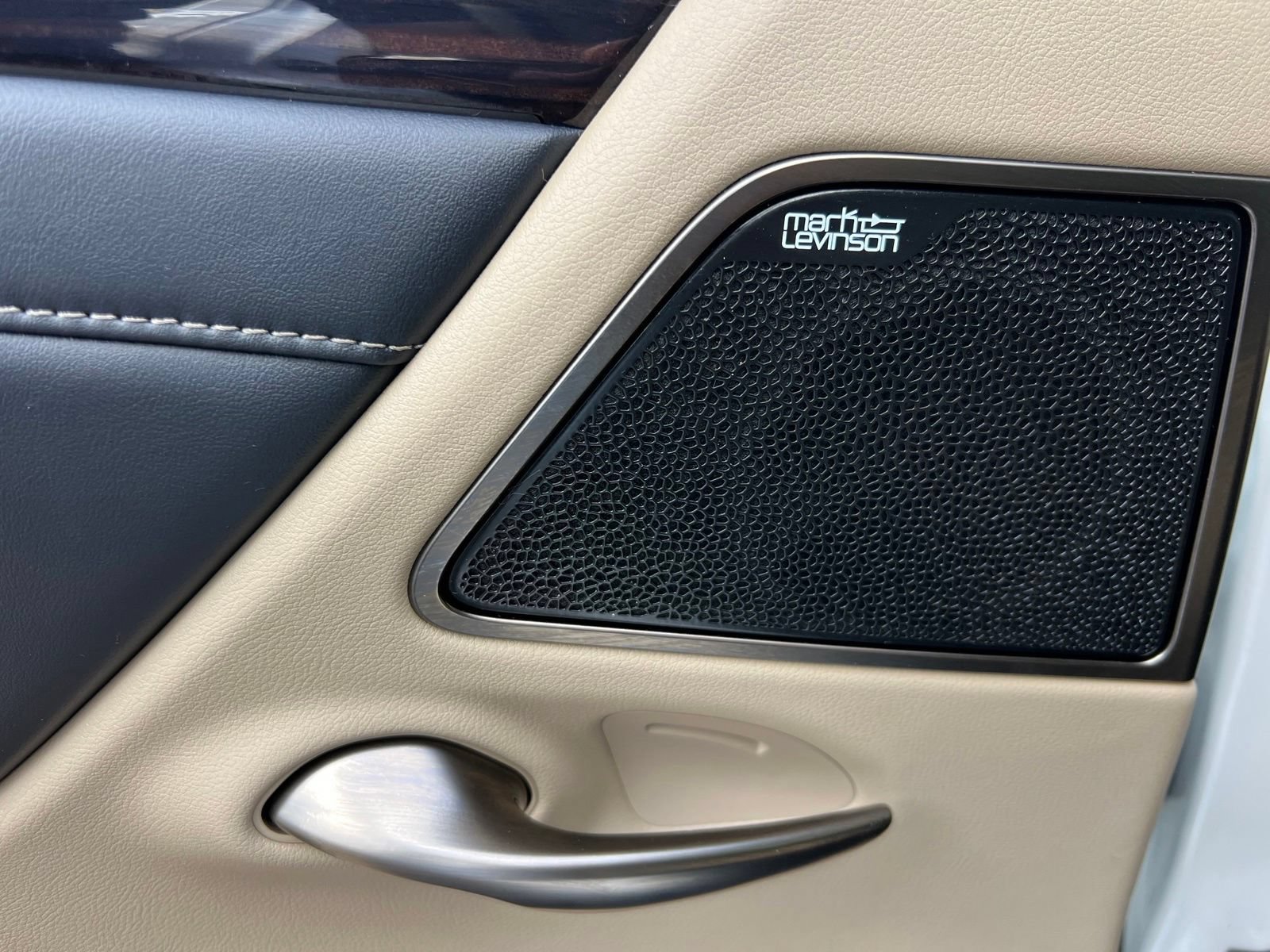 Used 2019 Lexus ES 300h Ultra Luxury w/ Accessory Package 2 FWD image 61