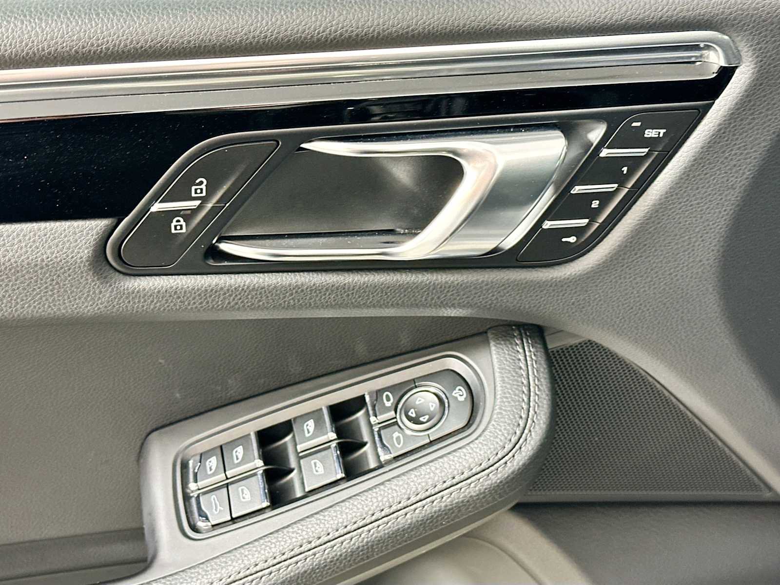 Certified 2025 Porsche Macan image 10