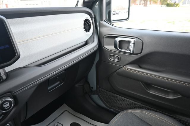Used 2025 Jeep Wrangler Sahara AWD/4WD image 28