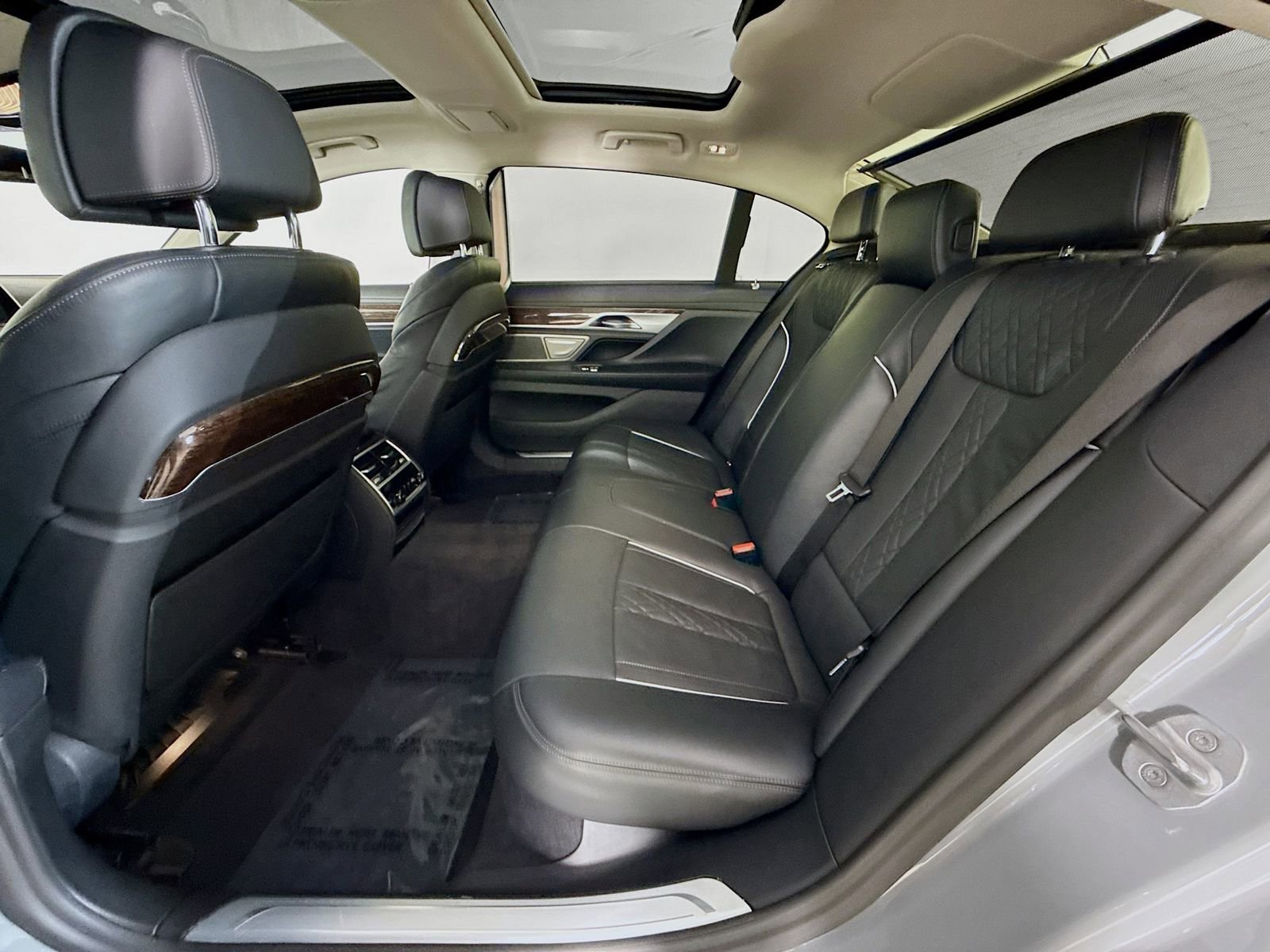 Used 2021 BMW 750i xDrive w/ Executive Package image 26