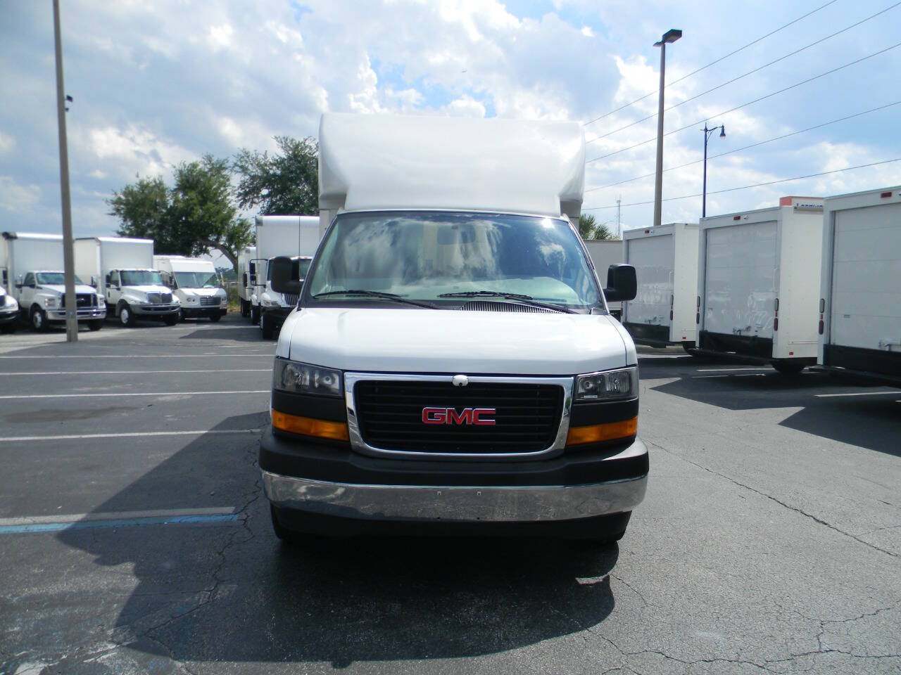 Used 2022 GMC Savana 3500 w/ Power Convenience Package RWD image 3