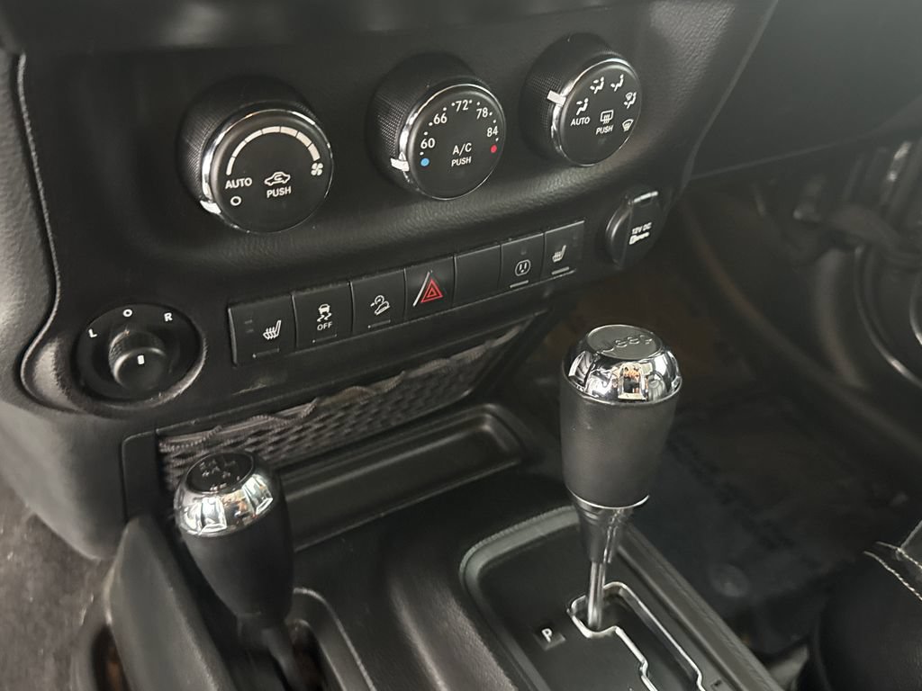 Used 2017 Jeep Wrangler Unlimited Rubicon w/ Connectivity Group AWD/4WD image 39