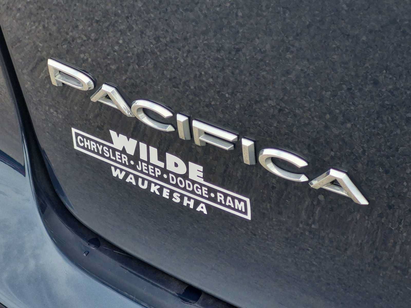 Used 2024 Chrysler Pacifica Touring-L FWD image 12