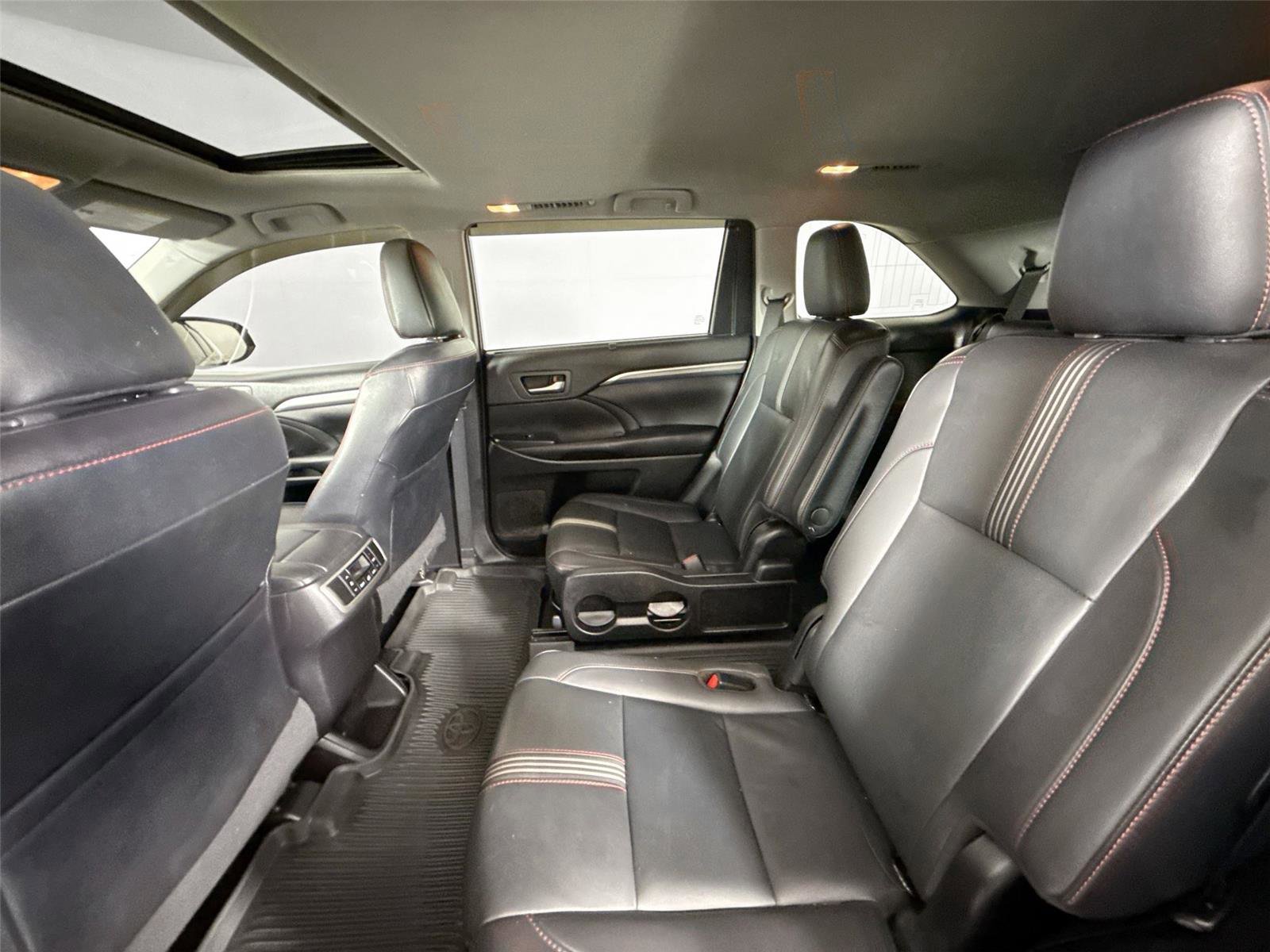 Used 2019 Toyota Highlander SE AWD/4WD image 30