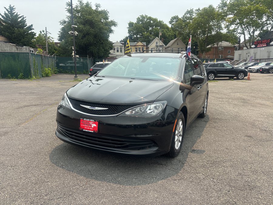 Used 2020 Chrysler Voyager Lxi FWD image 2