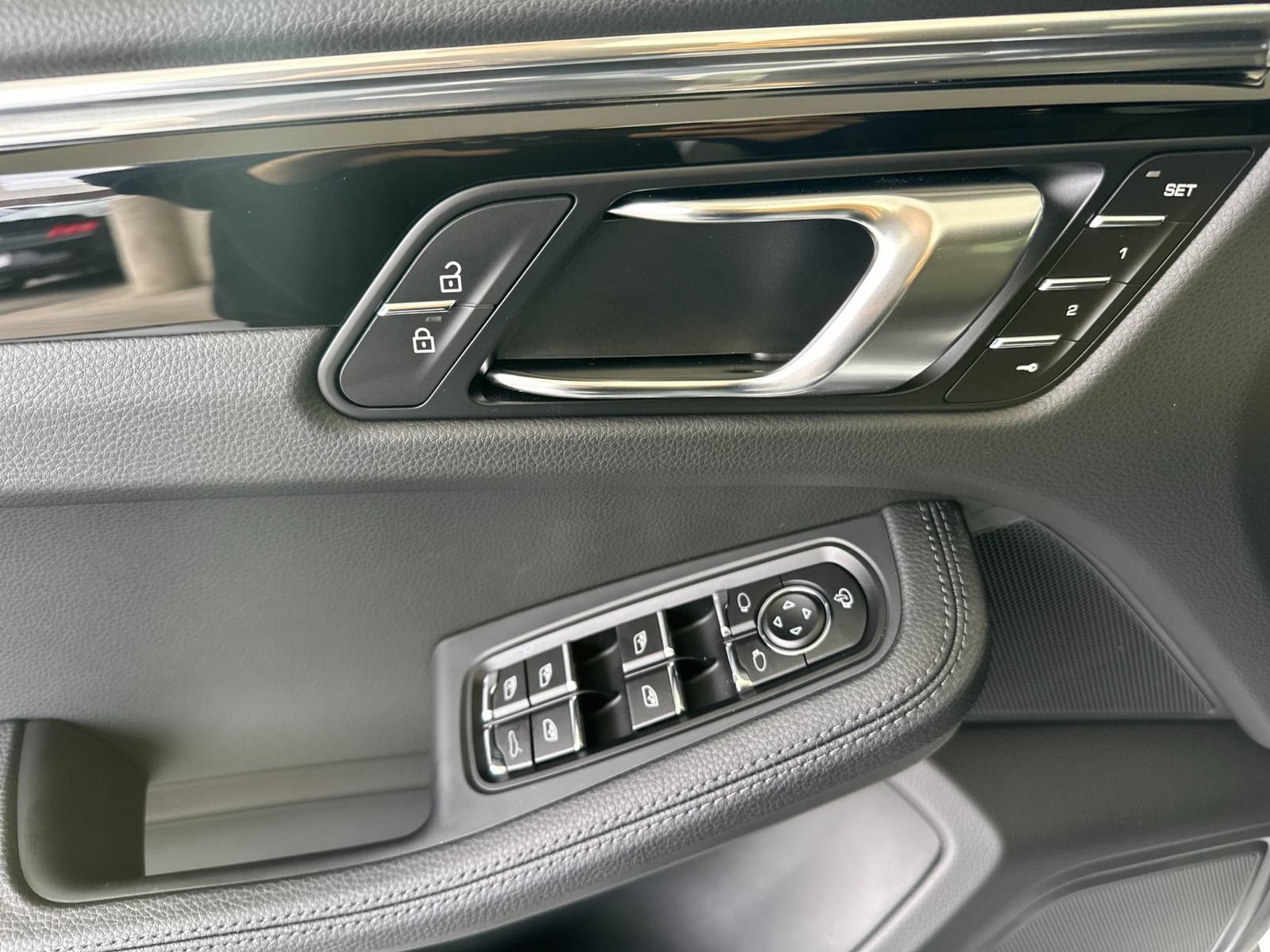Certified 2026 Porsche Macan AWD/4WD image 12