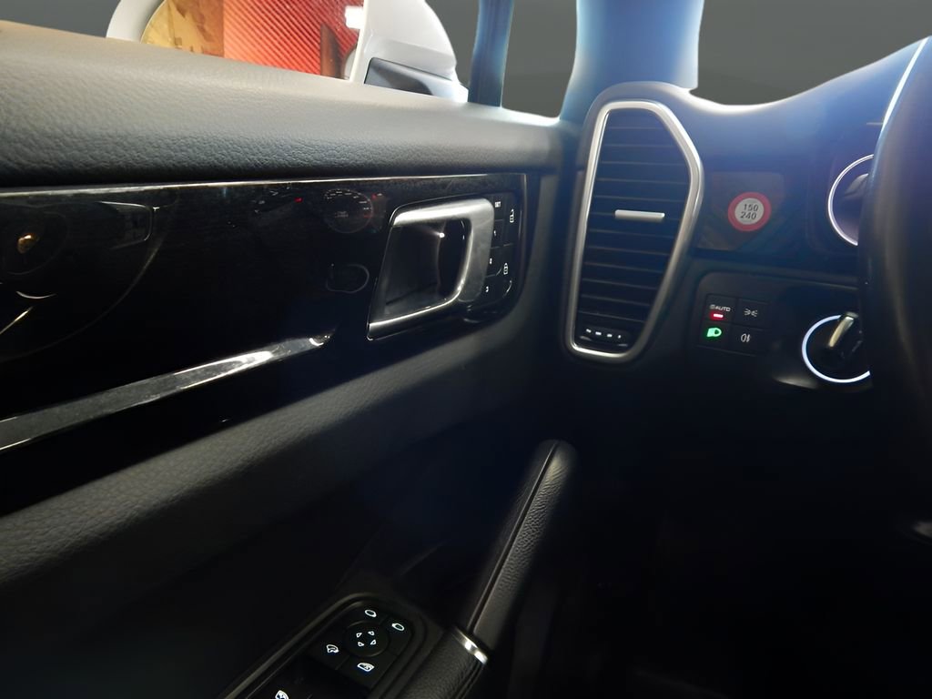 Used 2023 Porsche Cayenne image 19