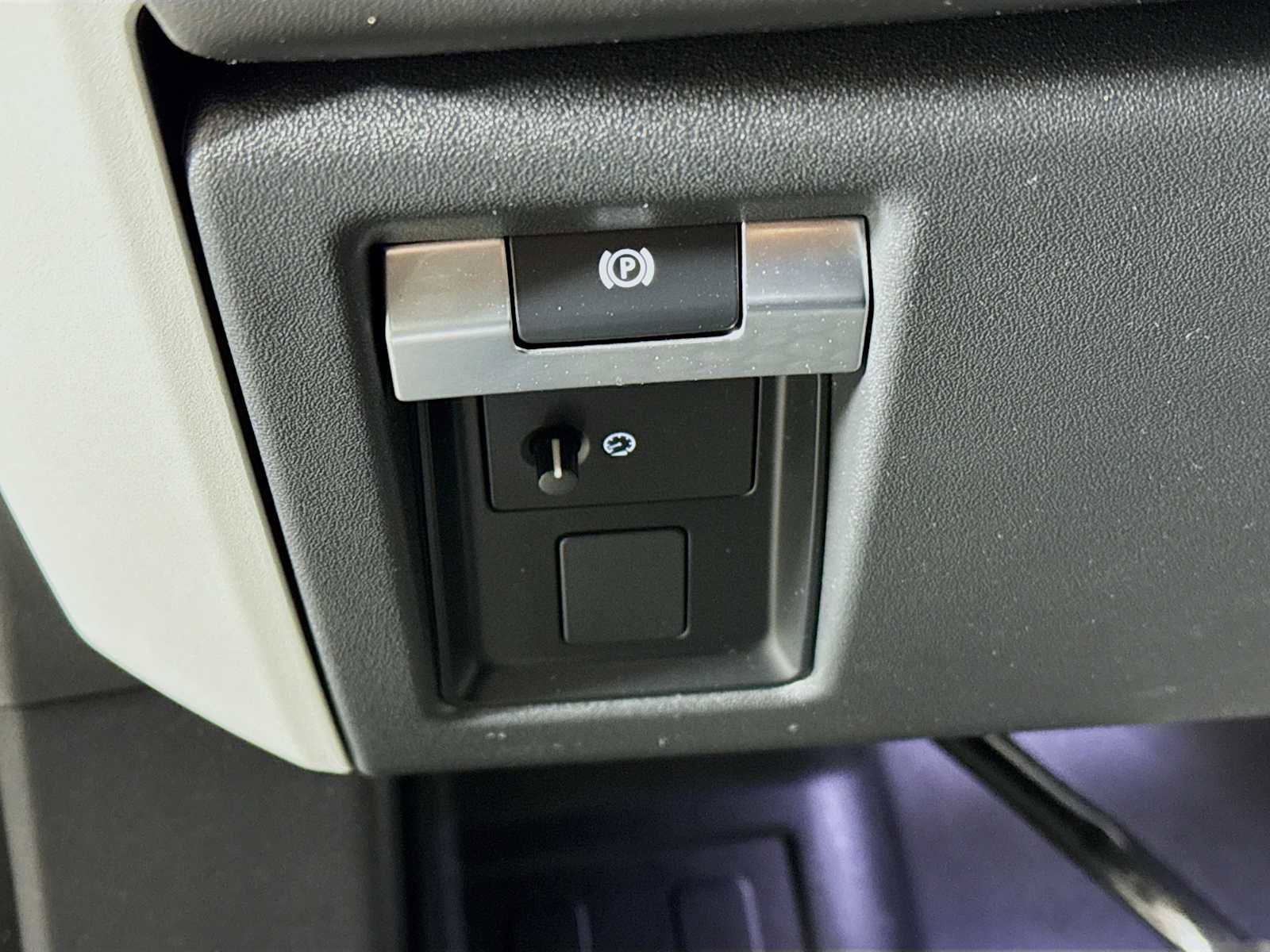 Certified 2022 Land Rover Defender 110 X-Dynamic HSE image 10