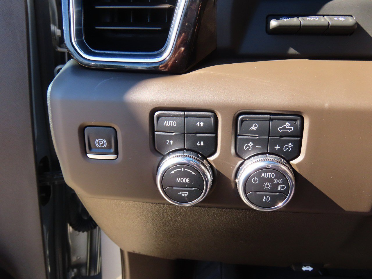 Used 2025 GMC Sierra 3500 Denali w/ Denali Reserve Package image 26