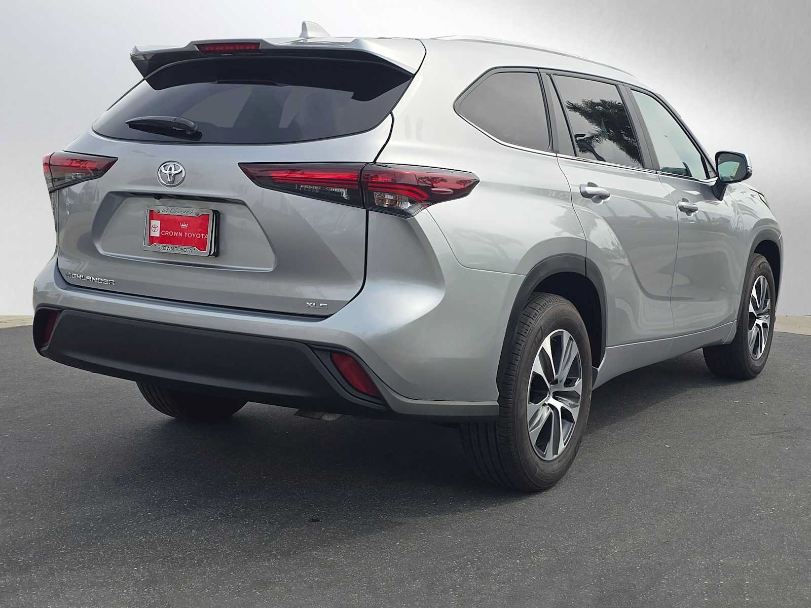 Certified 2025 Toyota Highlander XLE FWD image 3
