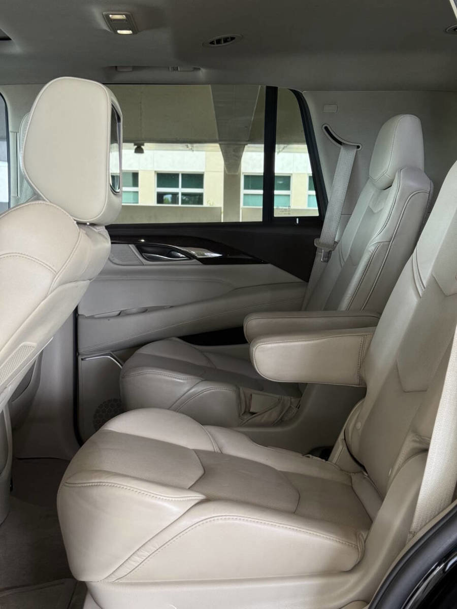 Used 2015 Cadillac Escalade Luxury AWD/4WD image 18