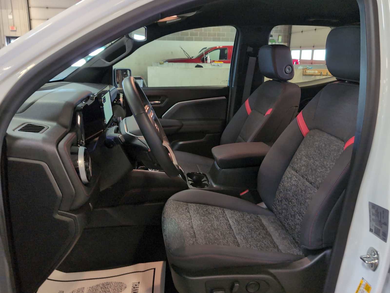 Used 2025 Chevrolet Colorado Z71 w/ Technology Package image 19