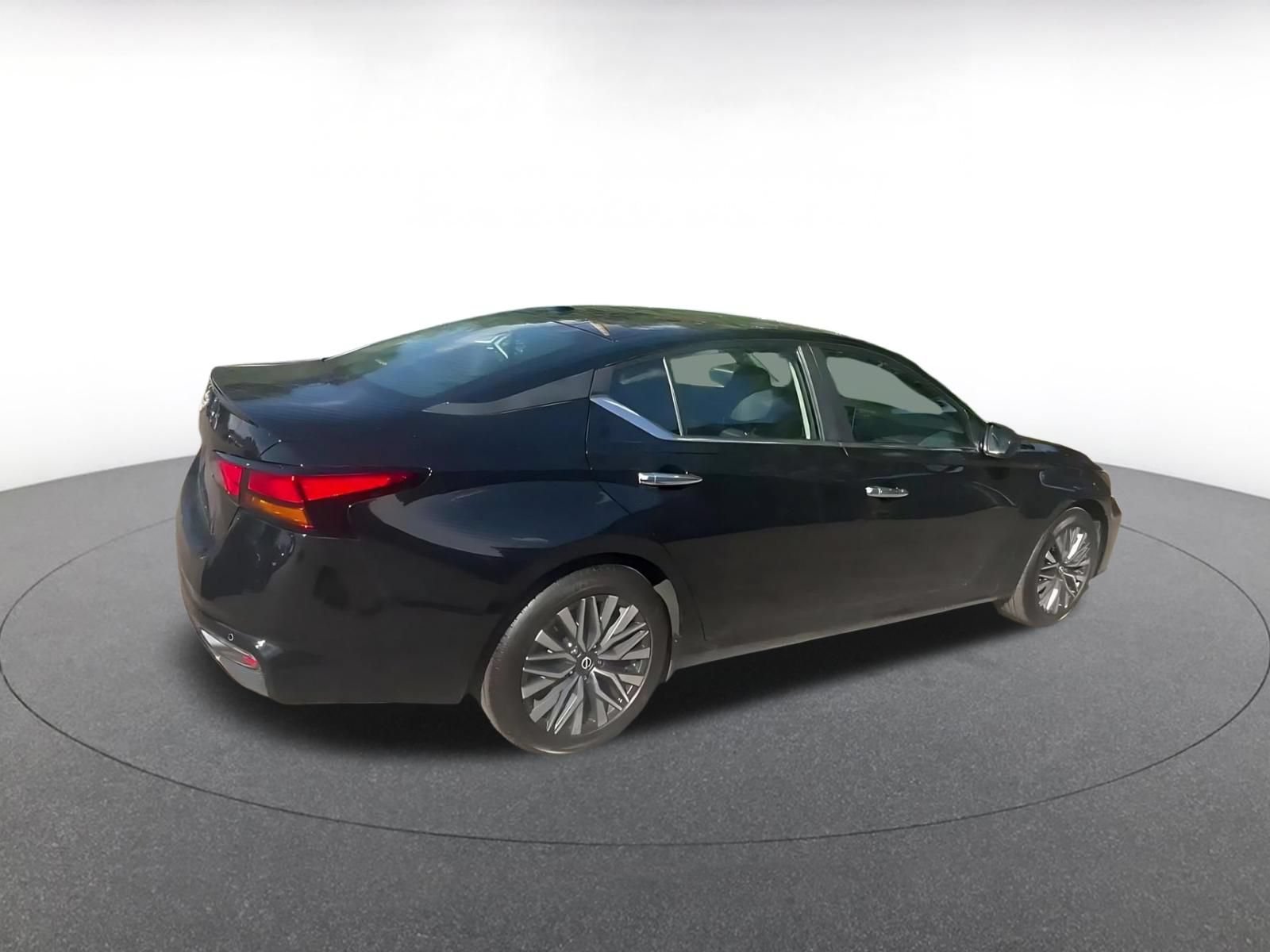 Used 2025 Nissan Altima 2.5 SV FWD image 14