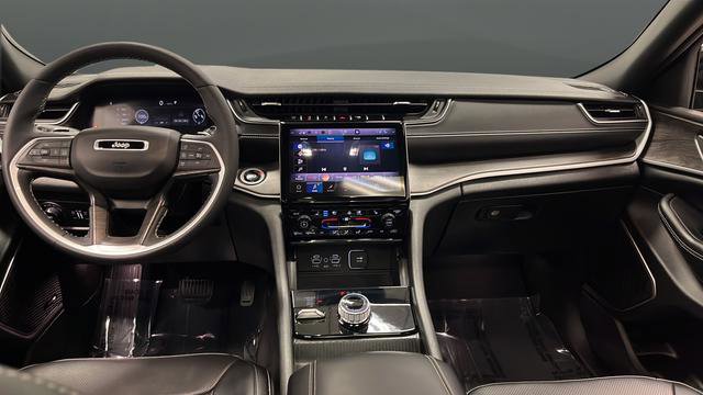 Used 2024 Jeep Grand Cherokee Limited w/ Luxury Tech Group II image 11