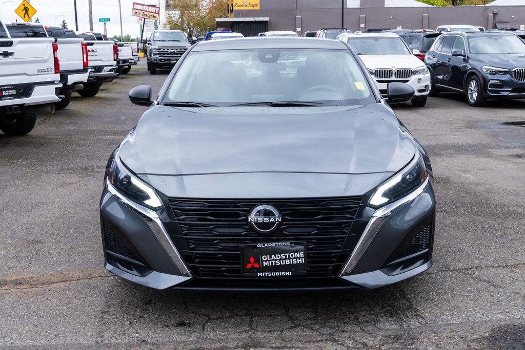 Used 2024 Nissan Altima 2.5 SV FWD image 2