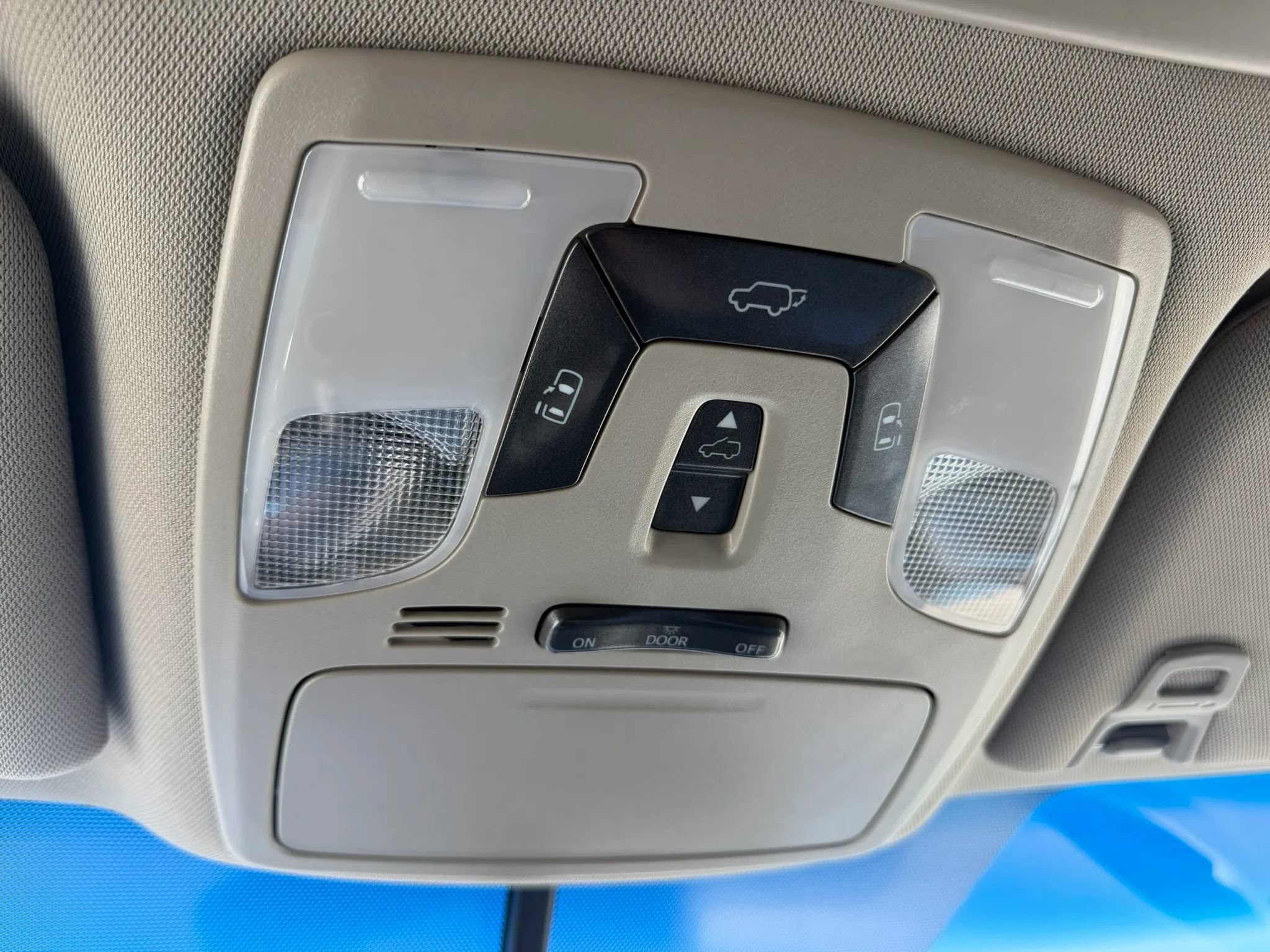 Used 2015 Toyota Sienna XLE Premium FWD image 3