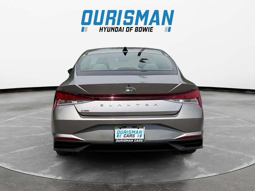 Used 2023 Hyundai Elantra SEL w/ Preferred Accessory Package FWD image 5