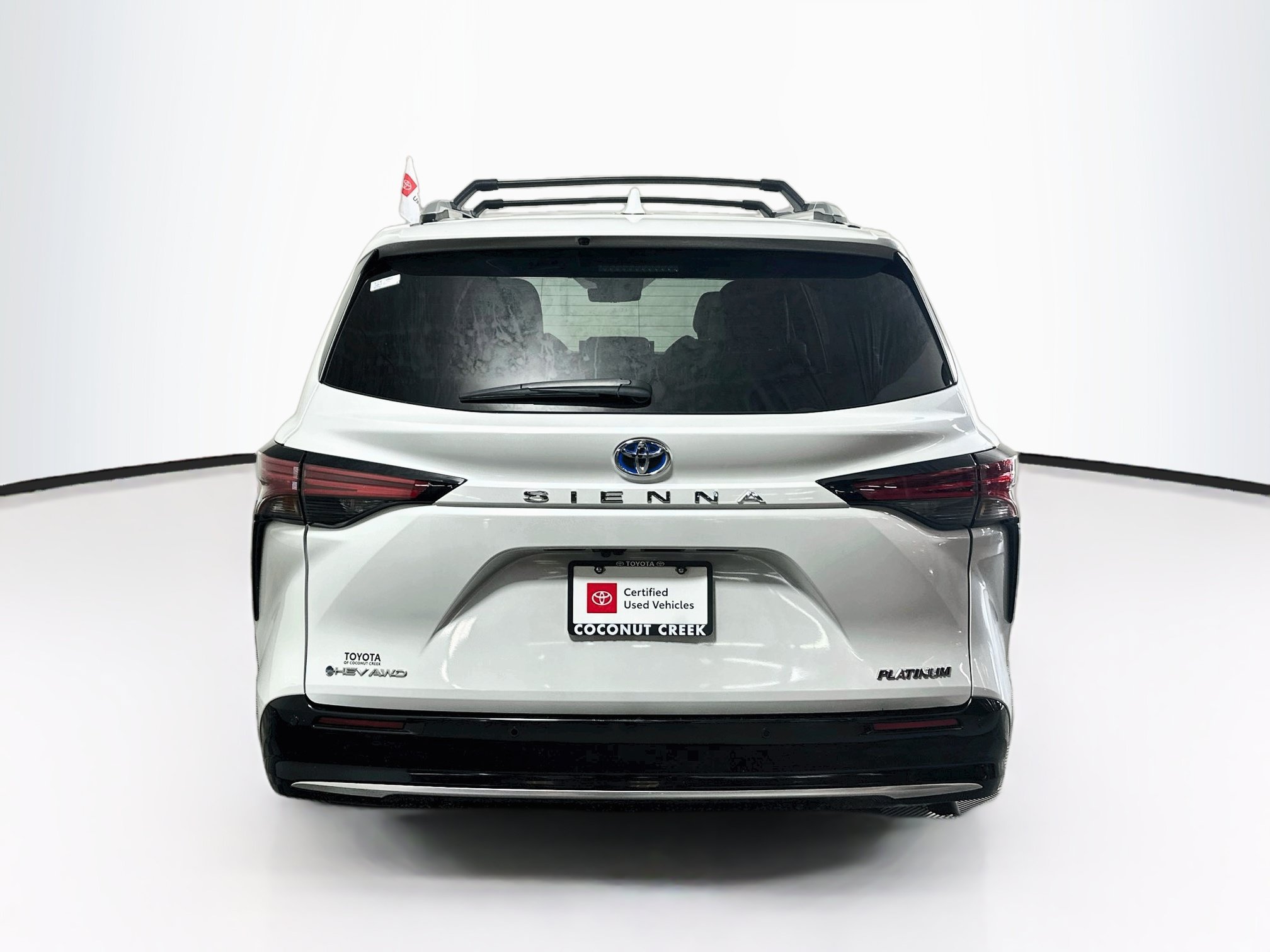 Used 2025 Toyota Sienna Platinum AWD/4WD image 4