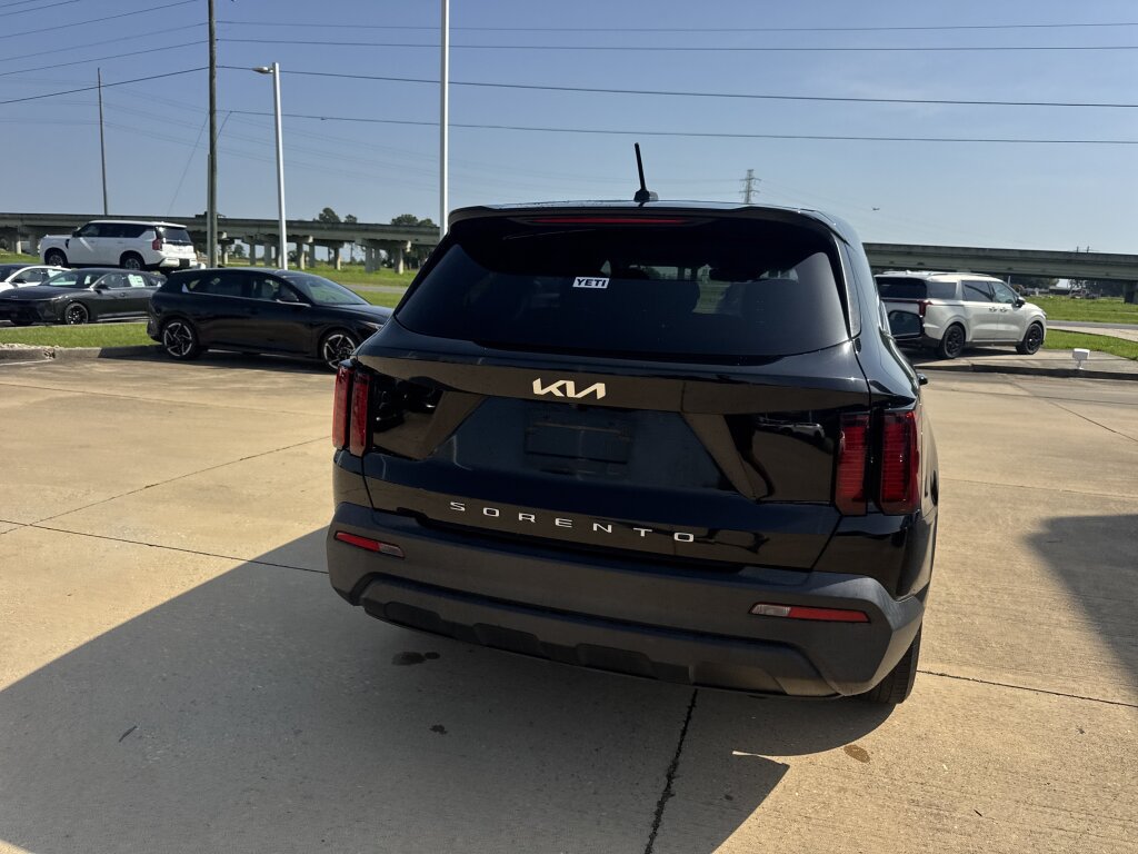 Used 2022 Kia Sorento LX FWD image 13