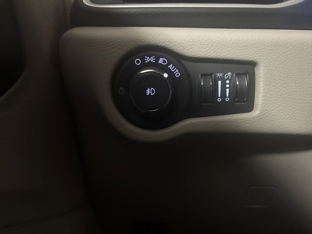 Certified 2024 Chrysler Pacifica Touring-L image 31