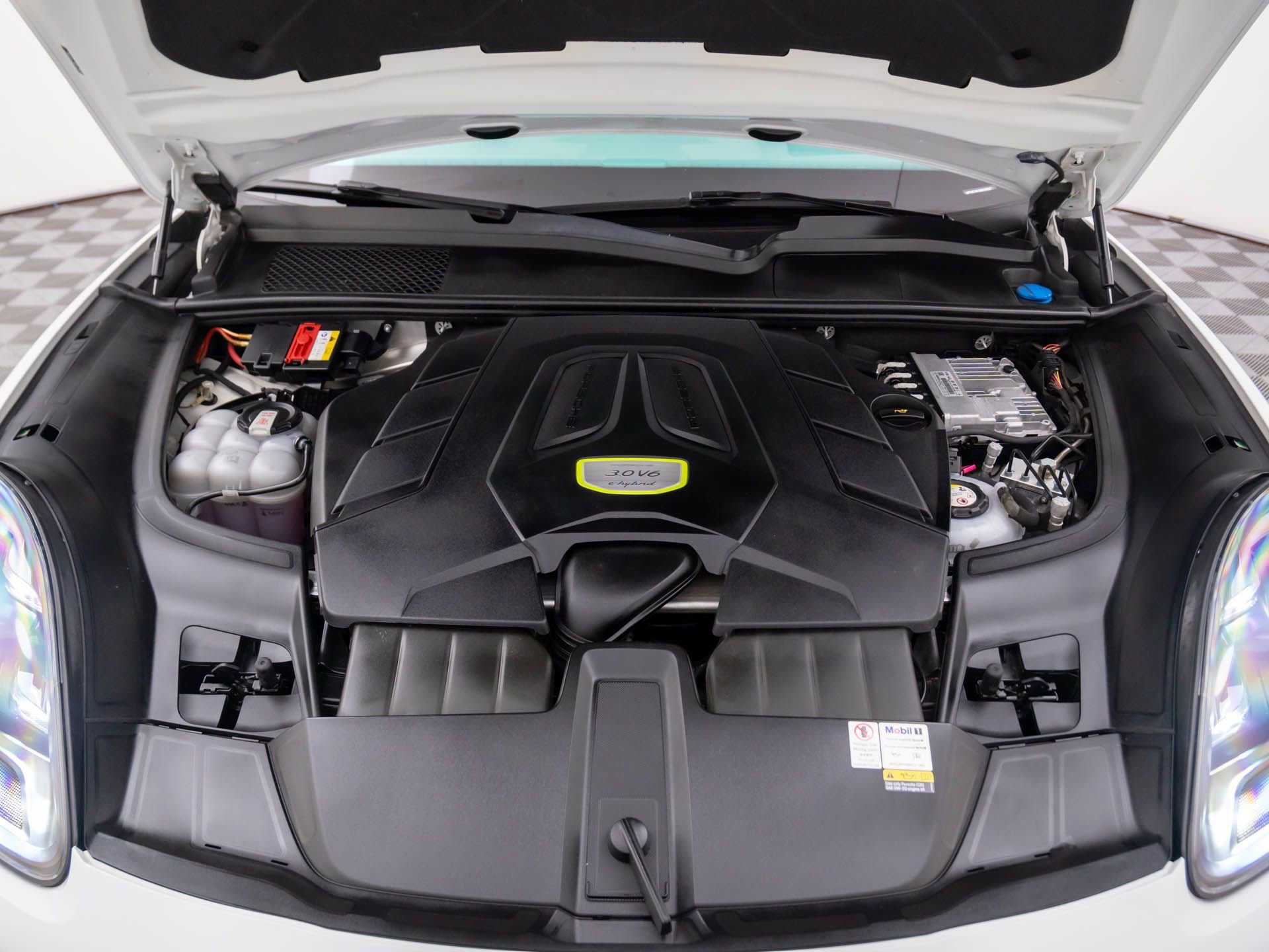 Certified 2022 Porsche Cayenne Platinum Edition image 33