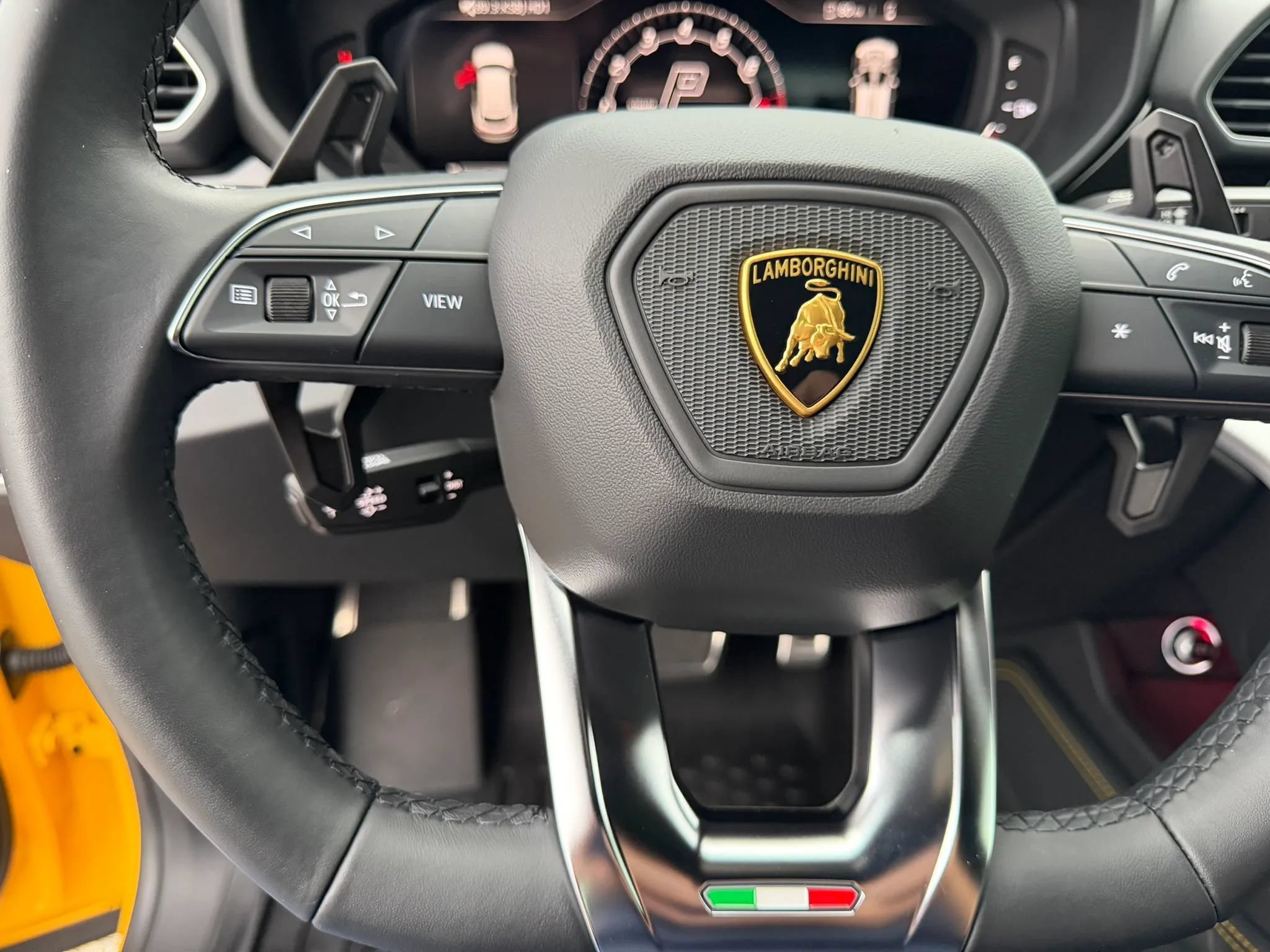 Used 2022 Lamborghini Urus AWD/4WD image 38