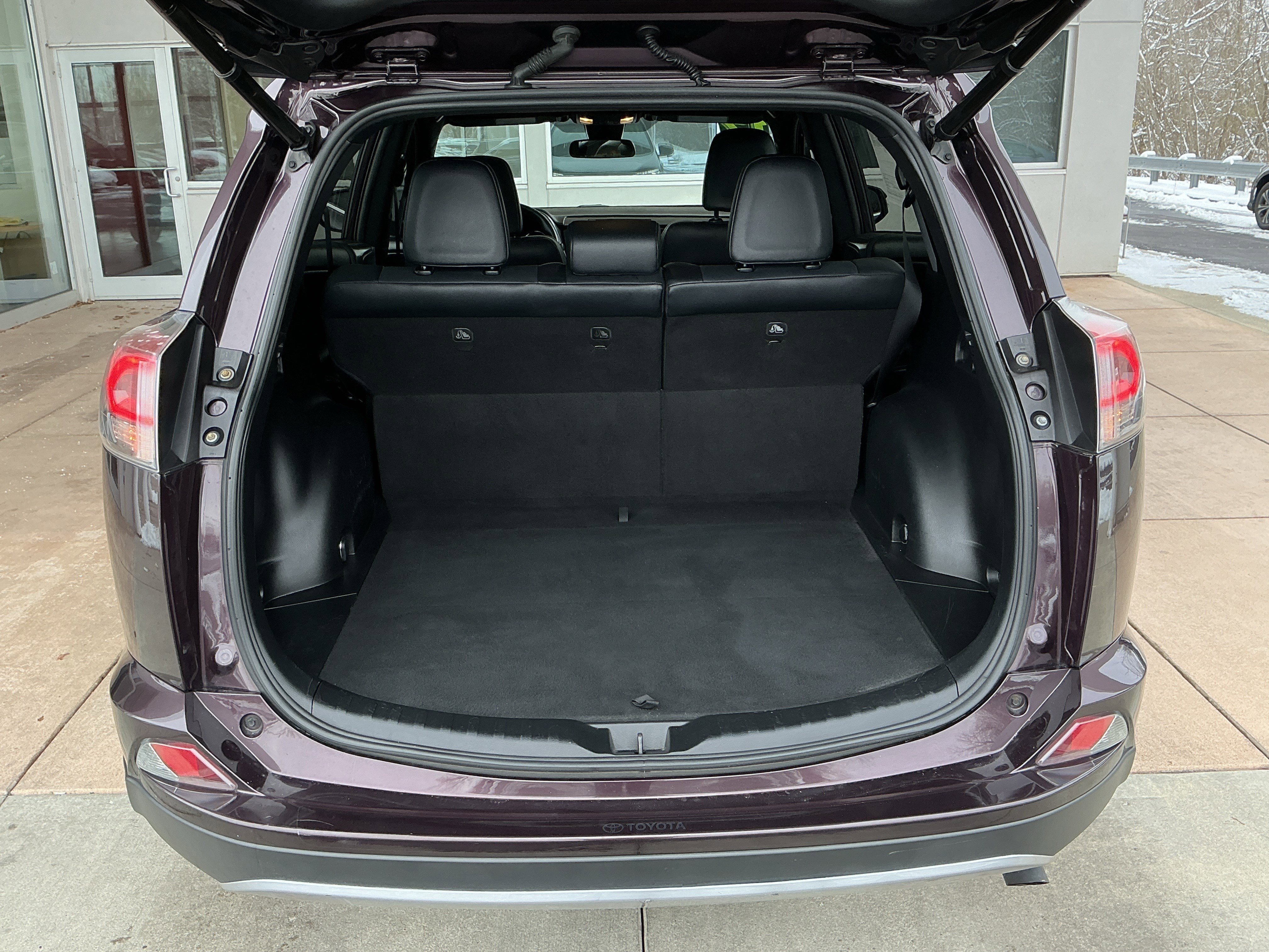 Used 2017 Toyota RAV4 SE image 24