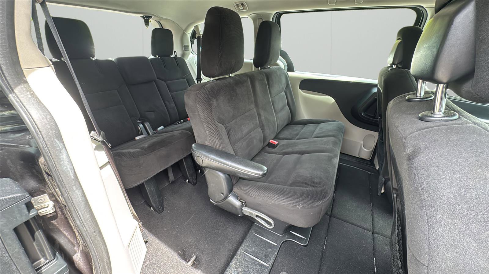 Used 2015 Dodge Grand Caravan American Value Package FWD image 14