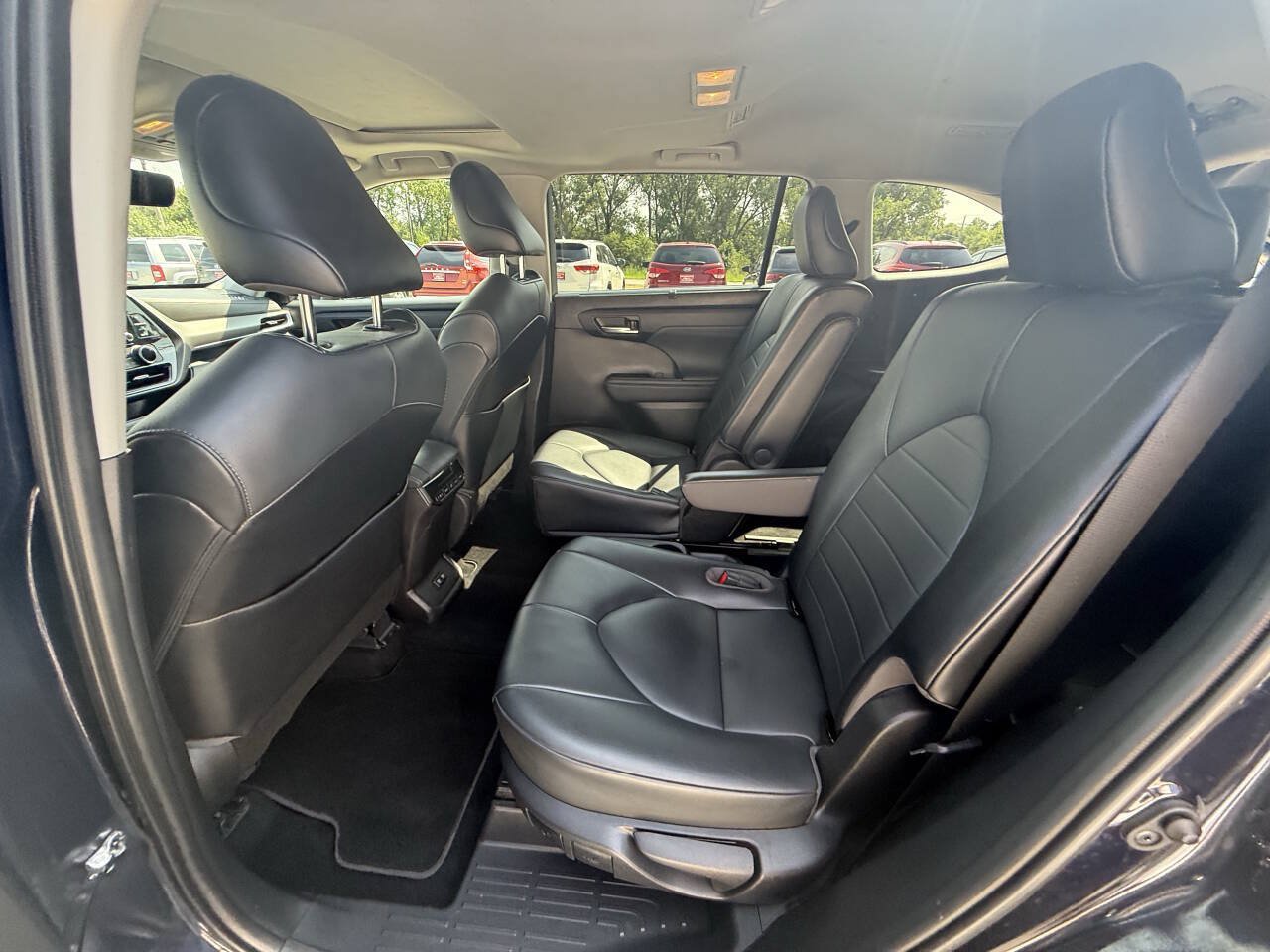Used 2021 Toyota Highlander XLE AWD/4WD image 17