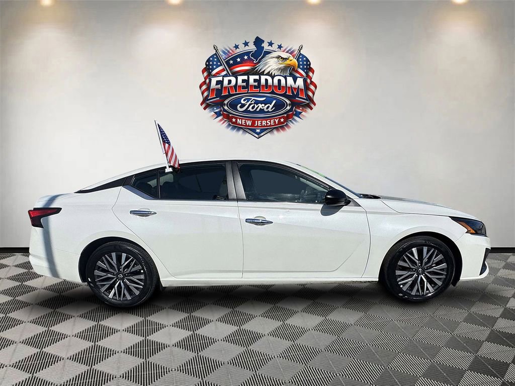 Used 2024 Nissan Altima 2.5 SV image 5