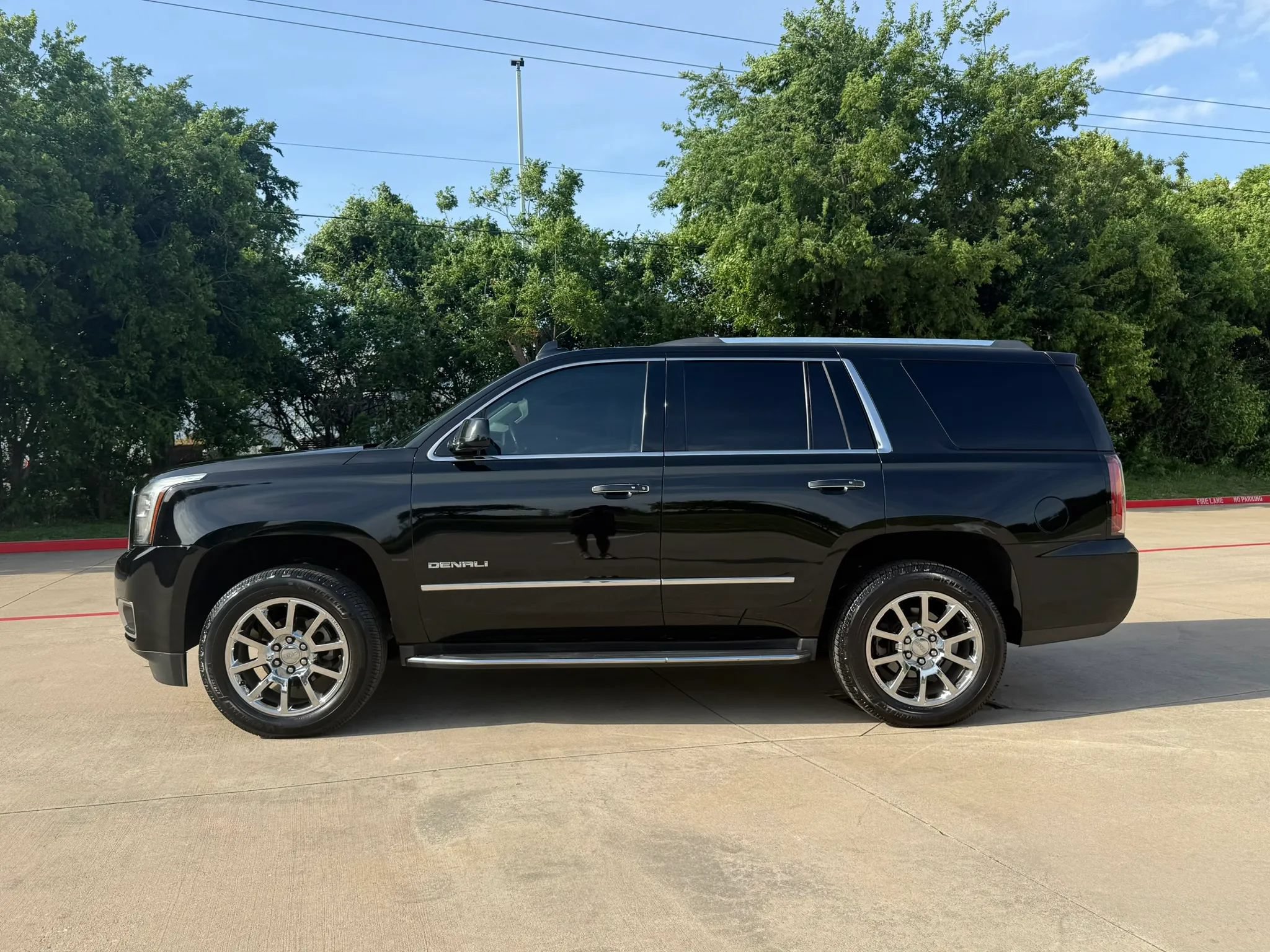 Used 2017 GMC Yukon Denali AWD/4WD image 3