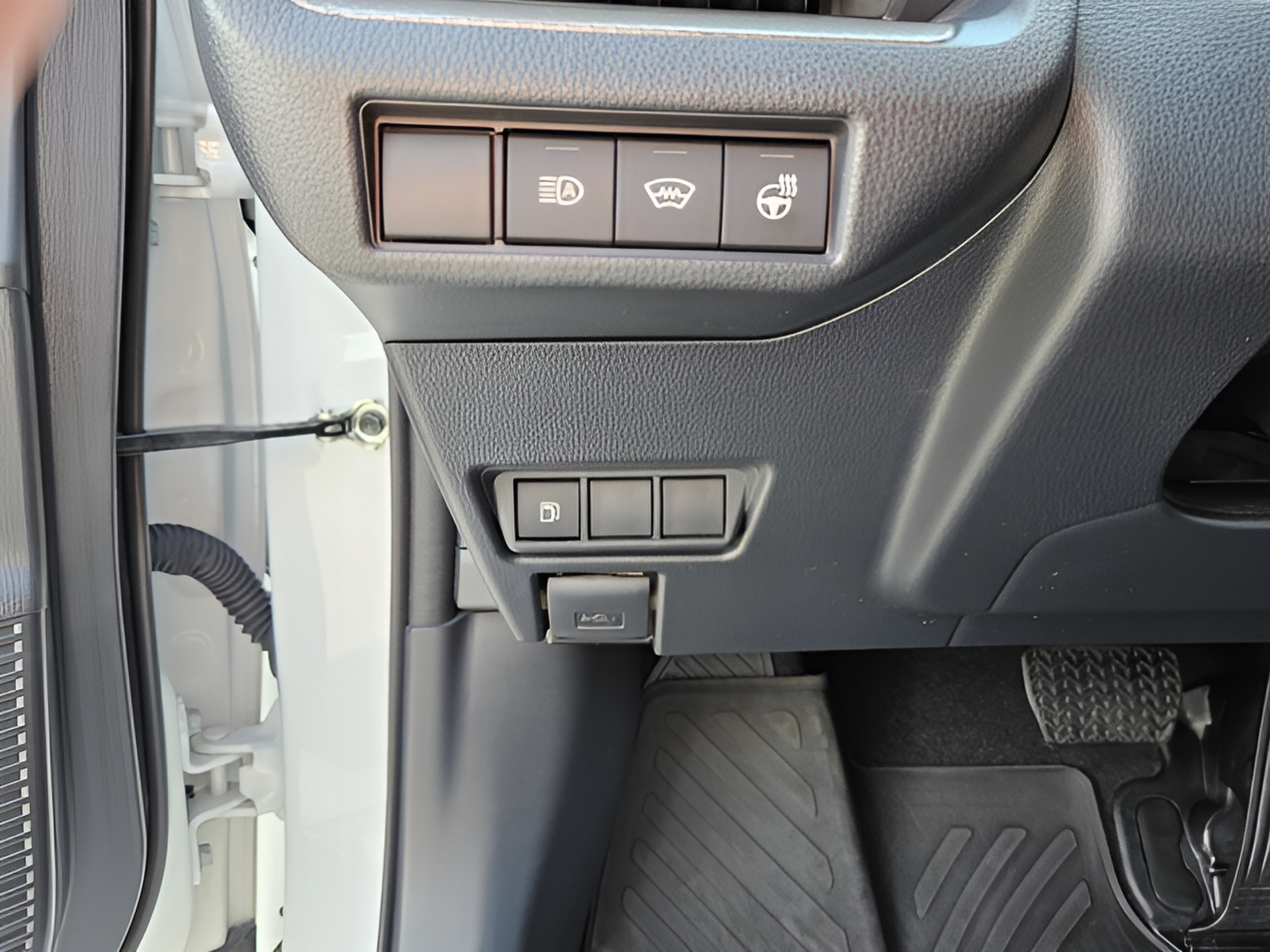Used 2024 Toyota Prius XLE FWD image 14