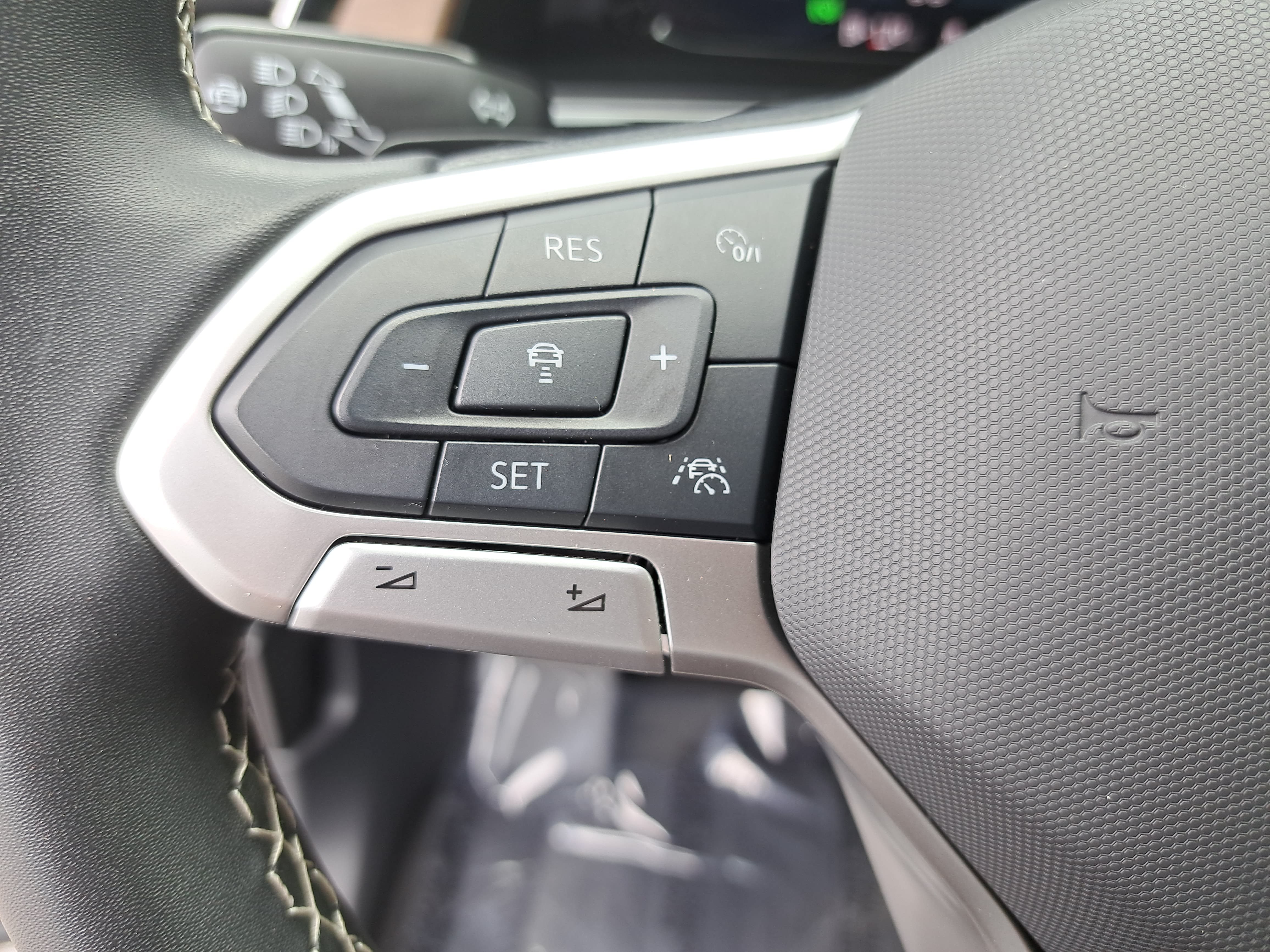 Certified 2025 Volkswagen Atlas SE AWD/4WD image 17