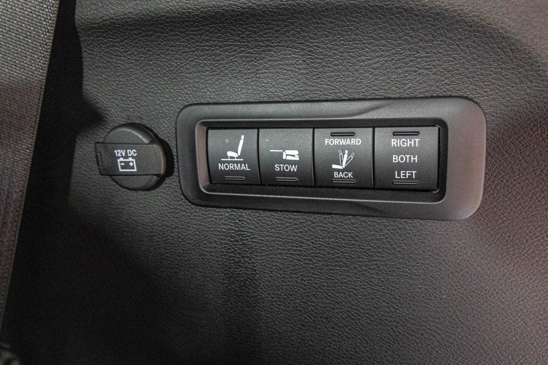 Used 2023 Chrysler Pacifica Limited w/ Uconnect Theater Family Group image 46